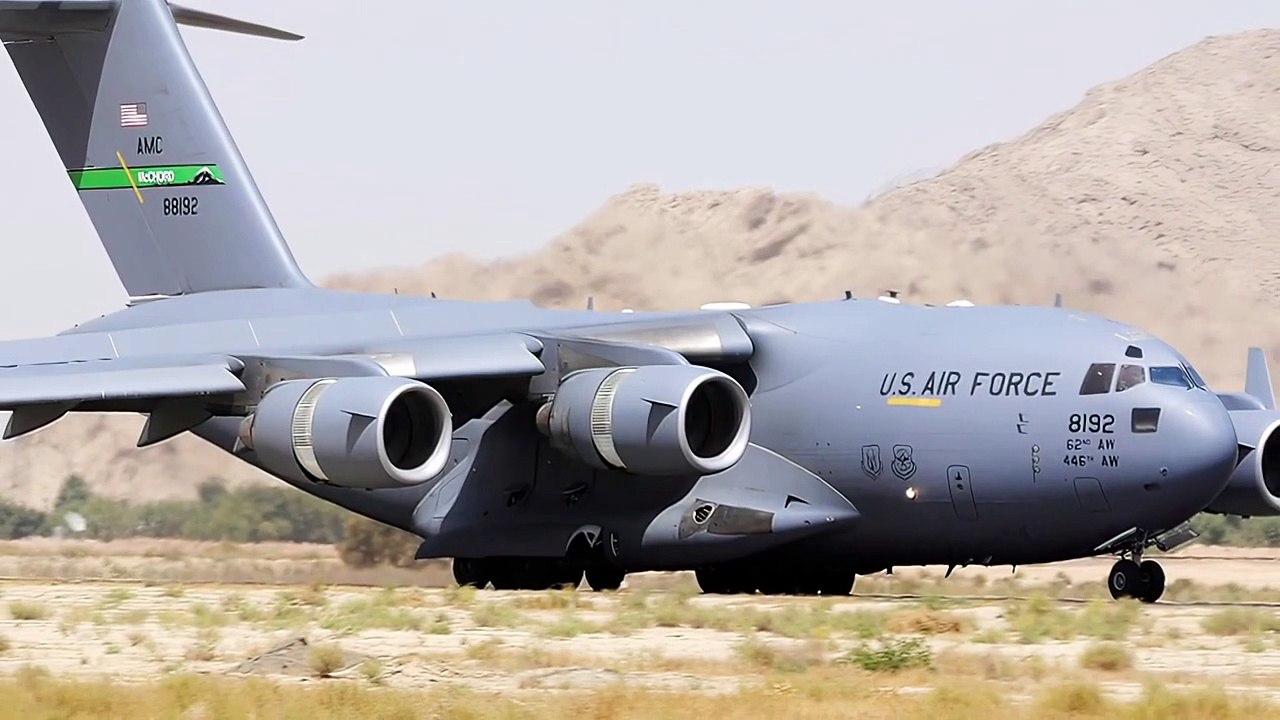 Boeing C-17 Globemaster III - military transport aircraft - HD