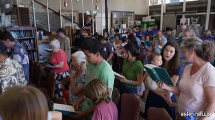 Messa in un bar di Maui per le vittime degli incendi alle Hawaii