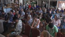 Messa in un bar di Maui per le vittime degli incendi alle Hawaii