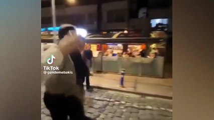 AK Partili Kasapoğlu, İzmir'de mekanda şarkı söyleyen vatandaşlara eşlik etti