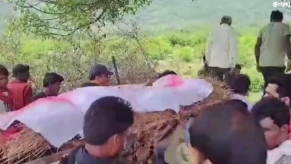 जावद: शमशान जाने का रास्ता रोका, ग्रामीणों ने शव रखकर जताया विरोध