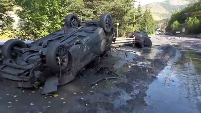 Bardonecchia, esonda il Rio Merdovine: le auto distrutte dalla furia dell'acqua