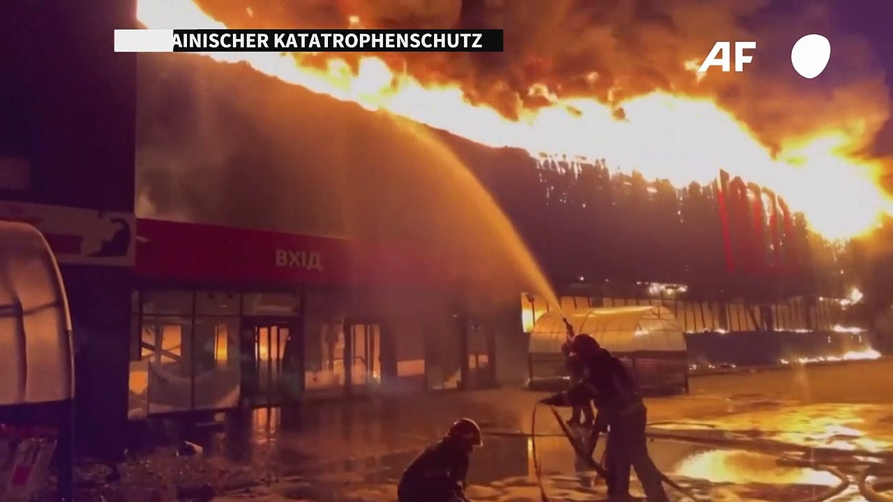 Ukraine wehrt Angriffe auf Odessa ab - Trümmer lösen Brand aus