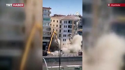 Depremde ağır hasar gören 7 katlı bina yıkım esnasında çöktü