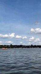 Un avion prend feu et s'écrase lors d'un spectacle aérien au Michigan