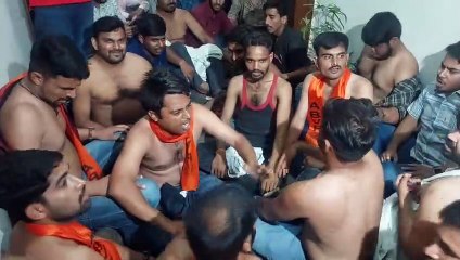 एबीवीपी ने कुलपति सचिवालय में घुसकर अर्द्धनग्न प्रदर्शन किया