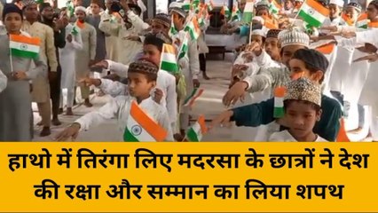 वाराणसी: मदरसों में दिखी नन्ही देशभक्ति की झलक,हाथों में नज़र आया तिरंगा
