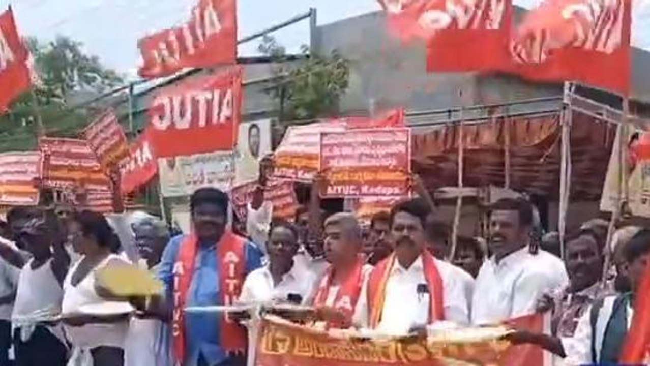 కడప జిల్లా: 18 నెలల వేతనాలు చెల్లించాలని అర్థనగ్న ప్రదర్శన