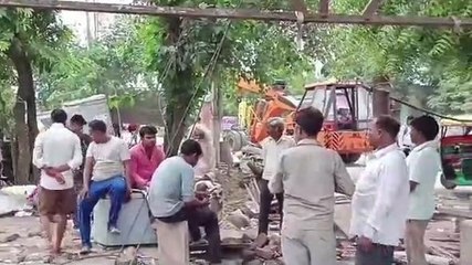 आगरा: इस क्षेत्र में गरजा बाबा का बुलडोजर,मिनटों में सब किया तहस नहस