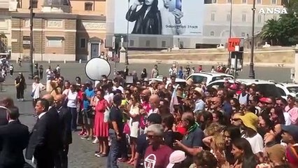 Funerali Michela Murgia, oltre cinque minuti di applausi all'arrivo del feretro