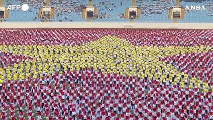 Vietnam, maxi evento di yoga ad Hanoi: in 5mila allo stadio My Dinh
