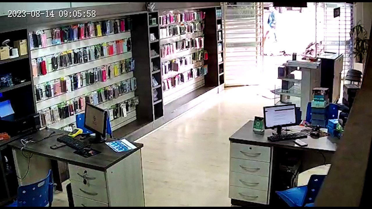 Vídeo mostra ladrões realizando assalto em empresa de celulares em Nova Aurora