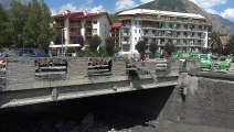 Bardonecchia, le auto investite dal fango. Ruspe spalano massa di detriti