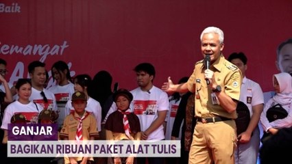 Ganjar Bersama Sejumlah Influencer Bagian Ribuan Paket Alat Tulis di Semarang