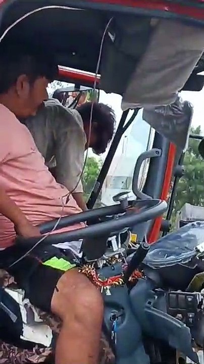 क्रेन व कटर से ट्रक में फंसे ड्राइवर और क्लीनर...