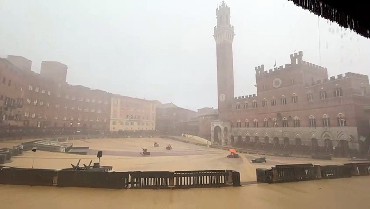 Siena, il temporale ferma la terza prova del Palio