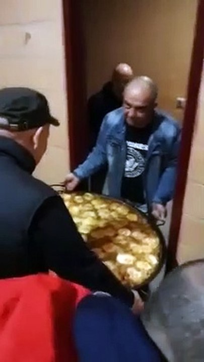 Ils se ratent en portant leur poêle géante