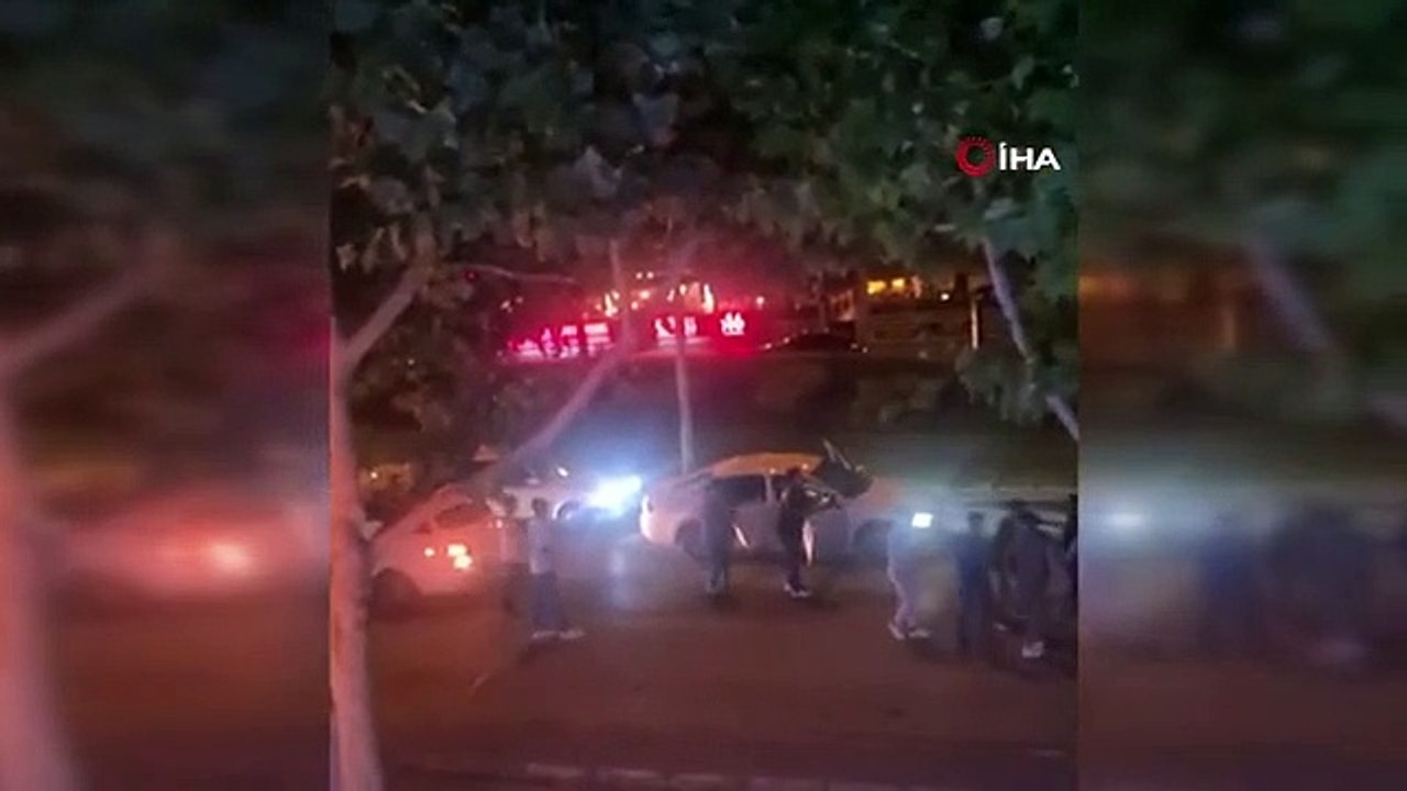 Ils ont arrêté la circulation et se sont arrêtés chez la tante, ils se sont enfuis comme ça quand ils ont entendu la sirène de la police.