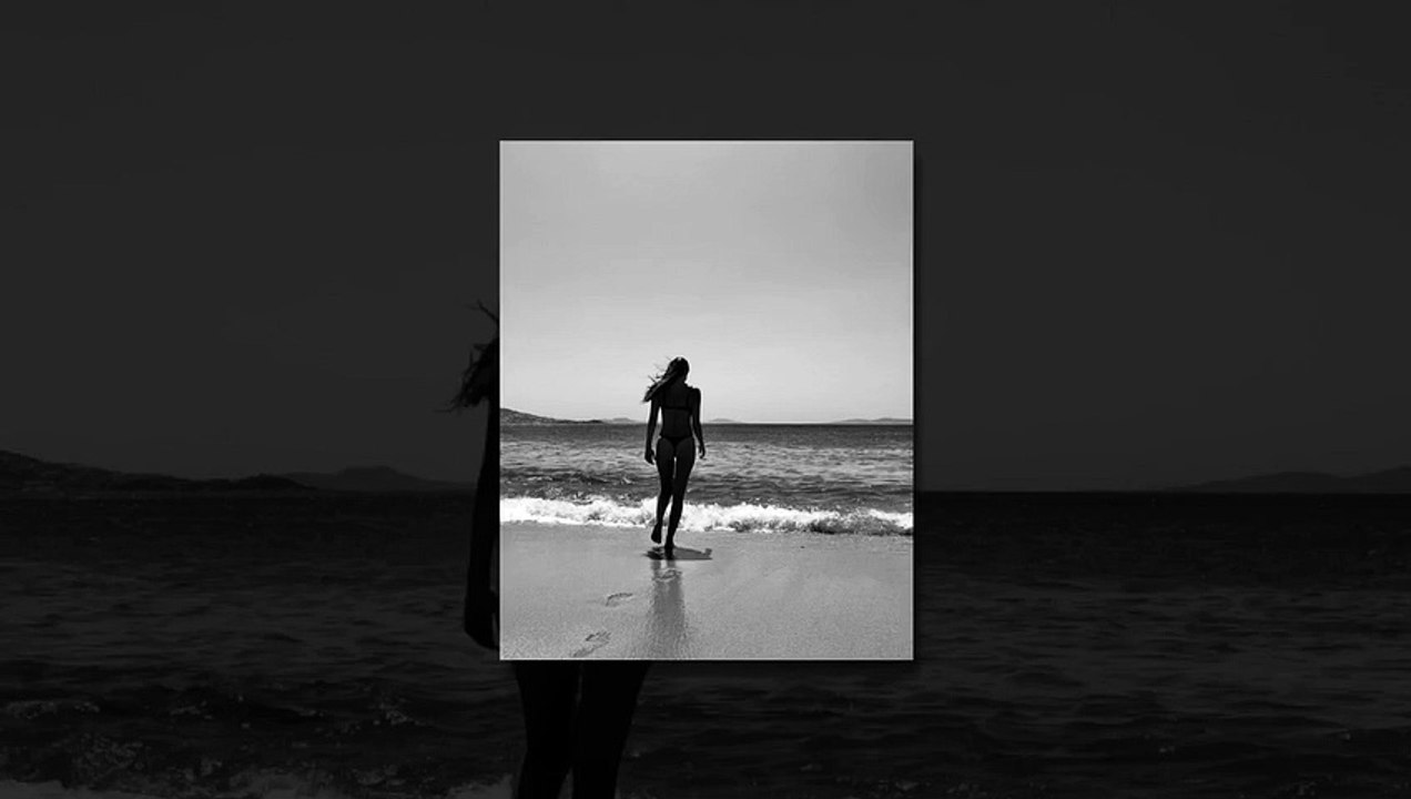 Afra Saraçoğlu, qui était en vacances en Grèce, a posé en bikini string.