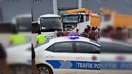Un camion et un minibus sont entrés en collision frontale à İnegöl： 1 blessé