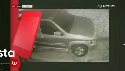 Filman cómo roban accesorios de un vehículo en la calle Arenales