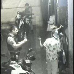 VÍDEO: Policial militar tem celular roubado por suspeito durante operação de revista