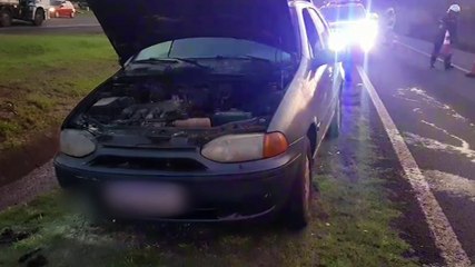 Bombeiros combatem incêndio em motor de Palio na BR-277