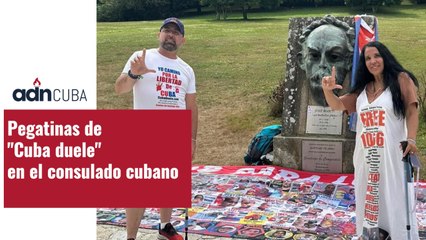 Pegatinas de "Cuba duele" en el consulado cubano