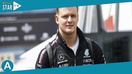 Mick Schumacher amoureux  il prend la pose avec sa chérie