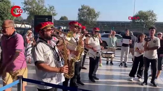 Kuzey Kanalı'nı yüzerek geçen Aysu Türkoğlu'na Bodrum'da coşkulu karşılama