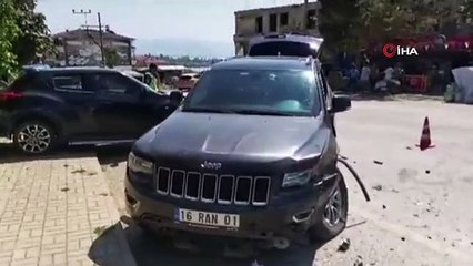 Bursa'da Otomobil Kontrolden Çıkıp Cipe Çarptı