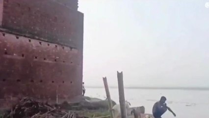 खगड़िया: कभी भी नदी में समा सकता है स्कूल का भवन, बागमती का कटाव हुआ तेज