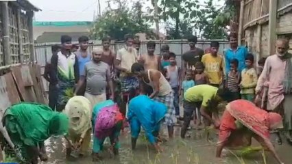 मधेपुरा: सड़क निर्माण की मांग को लेकर महिलाओं ने किया अनोखा प्रदर्शन, देखिए वीडियो