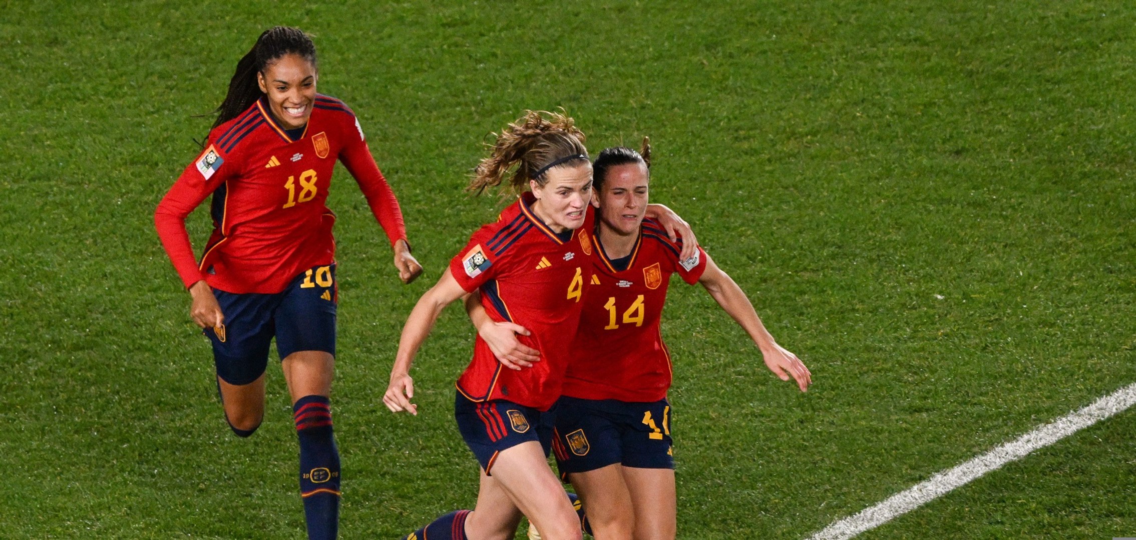 Женская сборная испании. Женский футбол испания колумбия. Испания женщины. Айтана бонмати фото. Женский футбол.