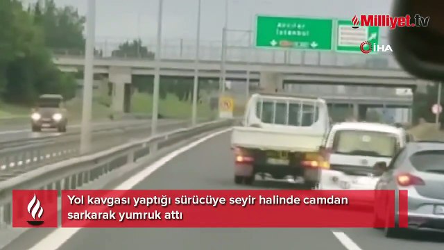 Trafiği birbirine kattılar! Seyir halinde camdan sarkarak yumruk attı