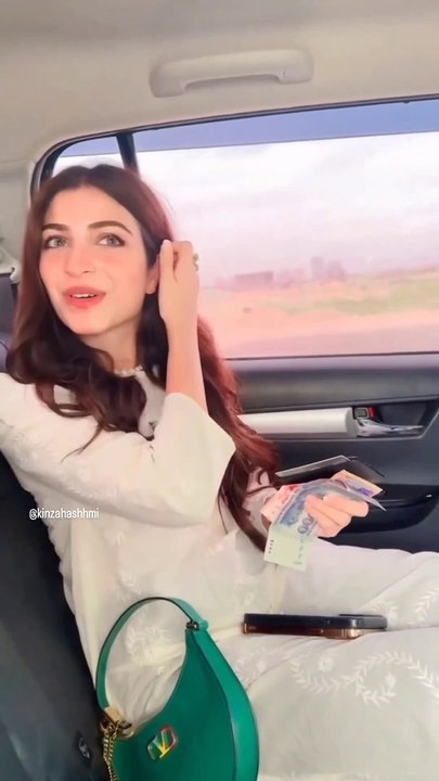 Kinza Hashmi borrowed 1000 rupees from driver
