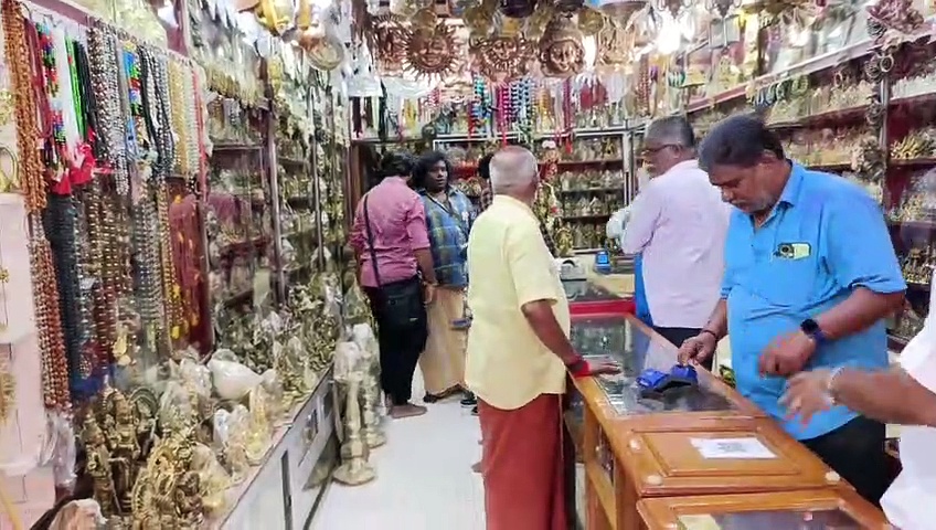 பழனியில் சுவாமி தரிசனம்.. வெள்ளி கடை முன்பு கூடிய ரசிகர் கூட்டம் - வைரலாகும் யோகி பாபுவின் வீடியோ!