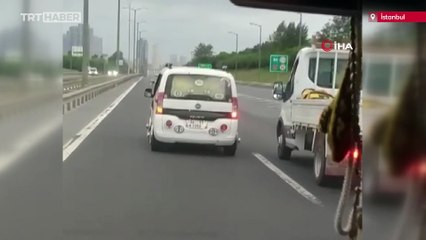 Tartıştığı sürücüye camdan sarkarak yumruk attı