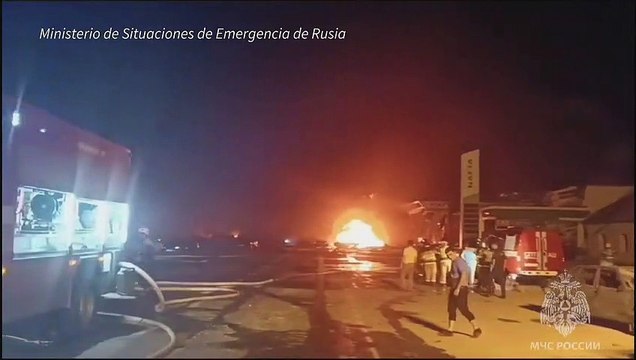 Al menos una treintena de muertos en un inmenso incendio en una gasolinera en Rusia