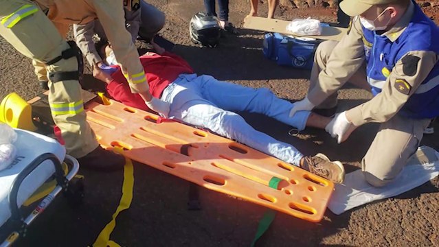 Motociclista tem fratura na perna após forte colisão com Peugeot no Bairro Morumbi