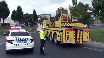 La camionnette qui n'a pas pu prendre le virage à Bahçelievler s'est renversée： Après l'accident, le conducteur s'est échappé