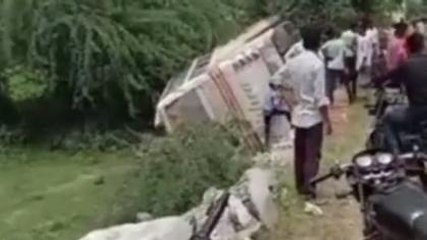 बागीदौरा: निजी बस पलटी, ड्राइवर और क्लीनर कांच तोड़कर निकले बाहर, और फिर