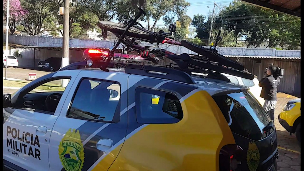 Grupo realiza arrastão no Centro, é perseguido por populares e PM, ao receber denúncia, recupera bicicletas e celulares