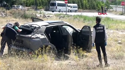 Une voiture renversée dans une palissade à Kayseri： 42 kilos de marijuana et 100 000 pilules de Captagon saisies