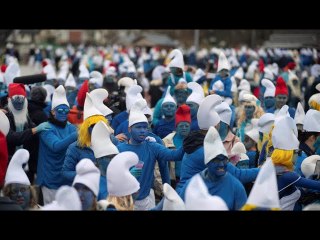Des milliers de schtroumpfs dans les rues pour tenter de battre un record du monde en Bretagne