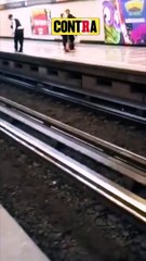 SE LANZA a las VÍAS del METRO