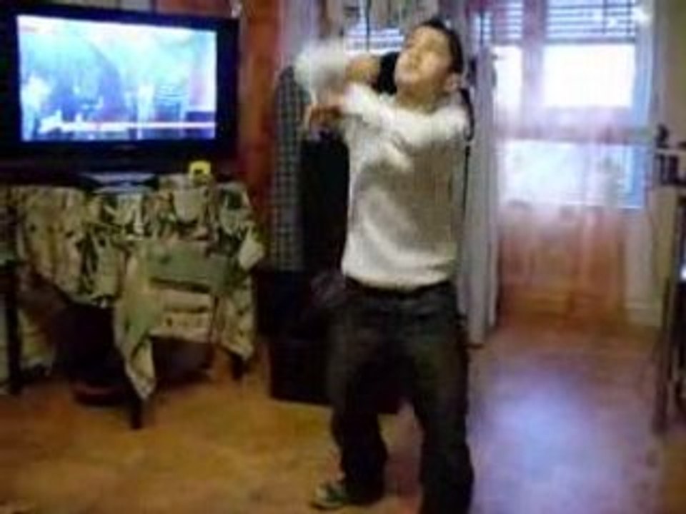 Kaïs danse sur du Mondotek ("Alive") Première partie