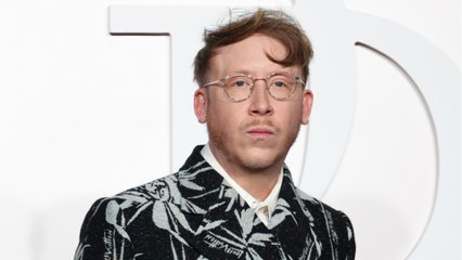 GALA VIDÉO - Eddy de Pretto en couple : tendre baiser avec son mystérieux compagnon !