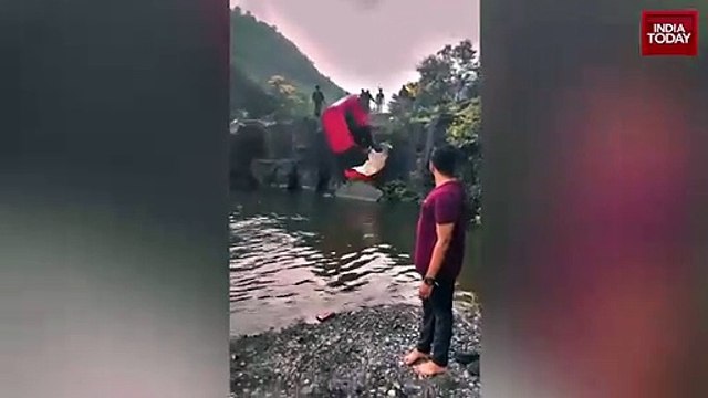 Otomobil şelaleden düştü, içindeki baba ve kızı çevredekiler tarafından kurtarıldı