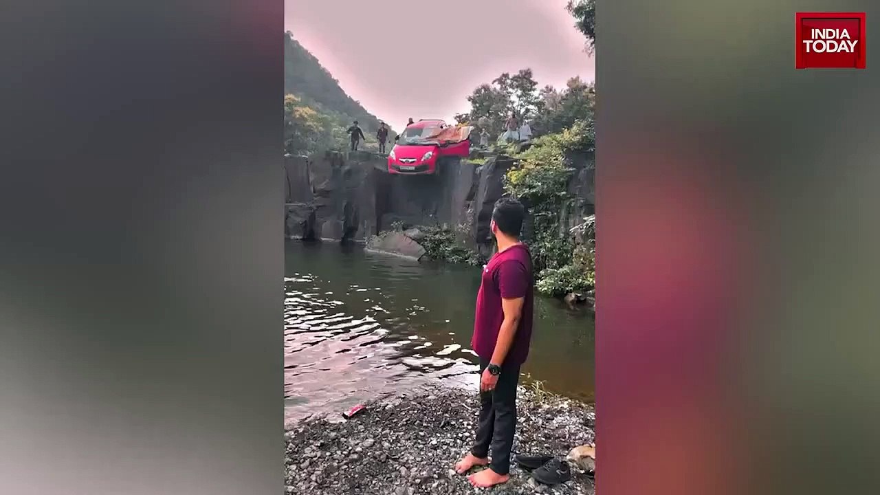 La voiture est tombée de la cascade, le père et la fille à l'intérieur ont été secourus par les gens